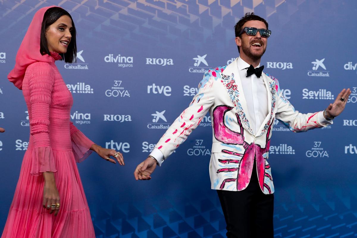 SEVILLA 11/02/2023.- La actriz Macarena Gómez posa con su marido Aldo Comas para los medios gráficos en la alfombra roja de la XXXVII Gala de los Premios de la Academia de Cine, los Goya, que se celebra este sábado en el Palacio de Congresos y Exposiciones FIBES de Sevilla. EFE/ Jorge Zapata