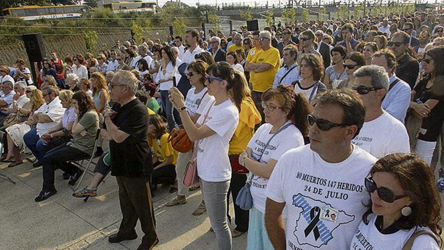 Cientos de damnificados, familiares y vecinos acudieron al homenaje organizado por las víctimas.  // Xoán Álvarez