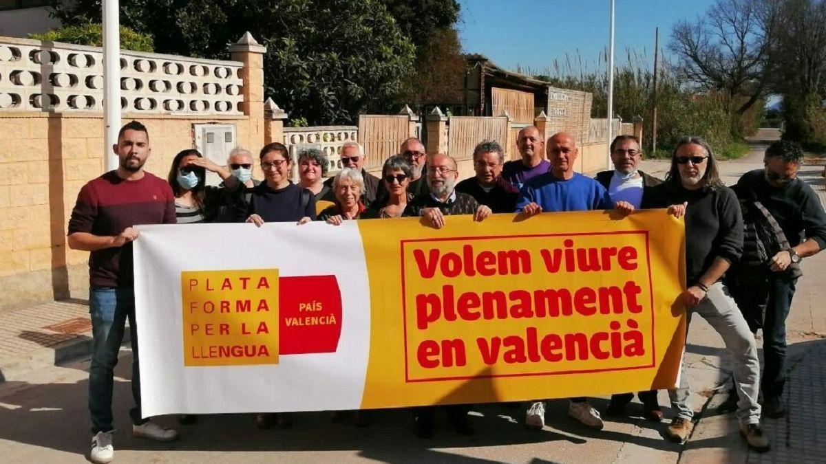 Membres de Plataforma per la Llengua manifestant-se davant el local