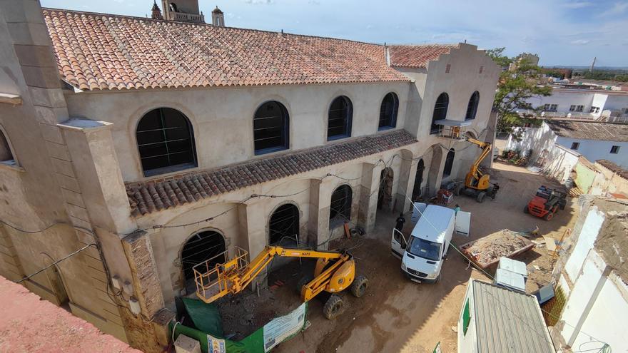 La rehabilitación del antiguo colegio San Pedro de Alcántara de Badajoz está ejecutada al 50%