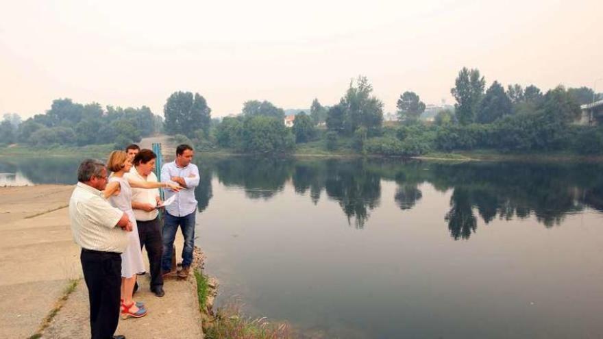 Arturo Grandal y Nava Castro, ayer, durante la visita a la zona en la que se construirá el pantalán. // Alfredo Hernández