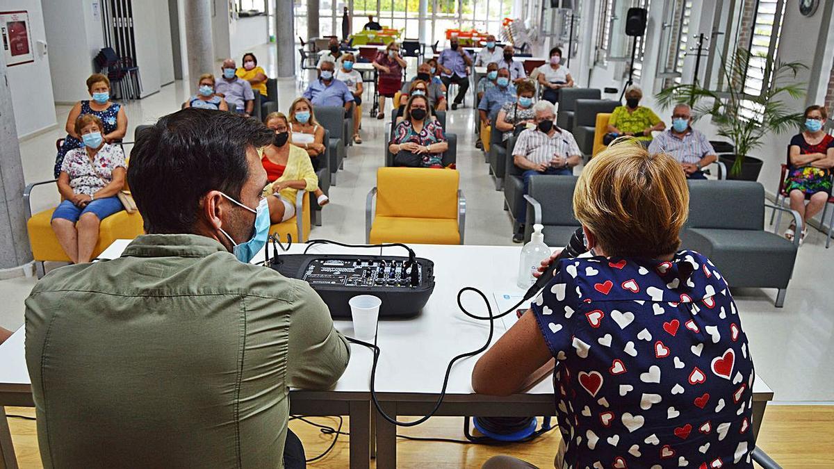 Jesús López Manzanera y la edil  María del Mar Rosillo, en la presentación de la programación | AYTO.TORRES DE COTILLAS