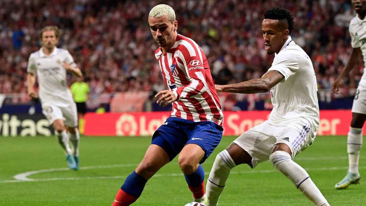 Antoine Griezmann y Eder Militao en un Atlético de Madrid - Real Madrid