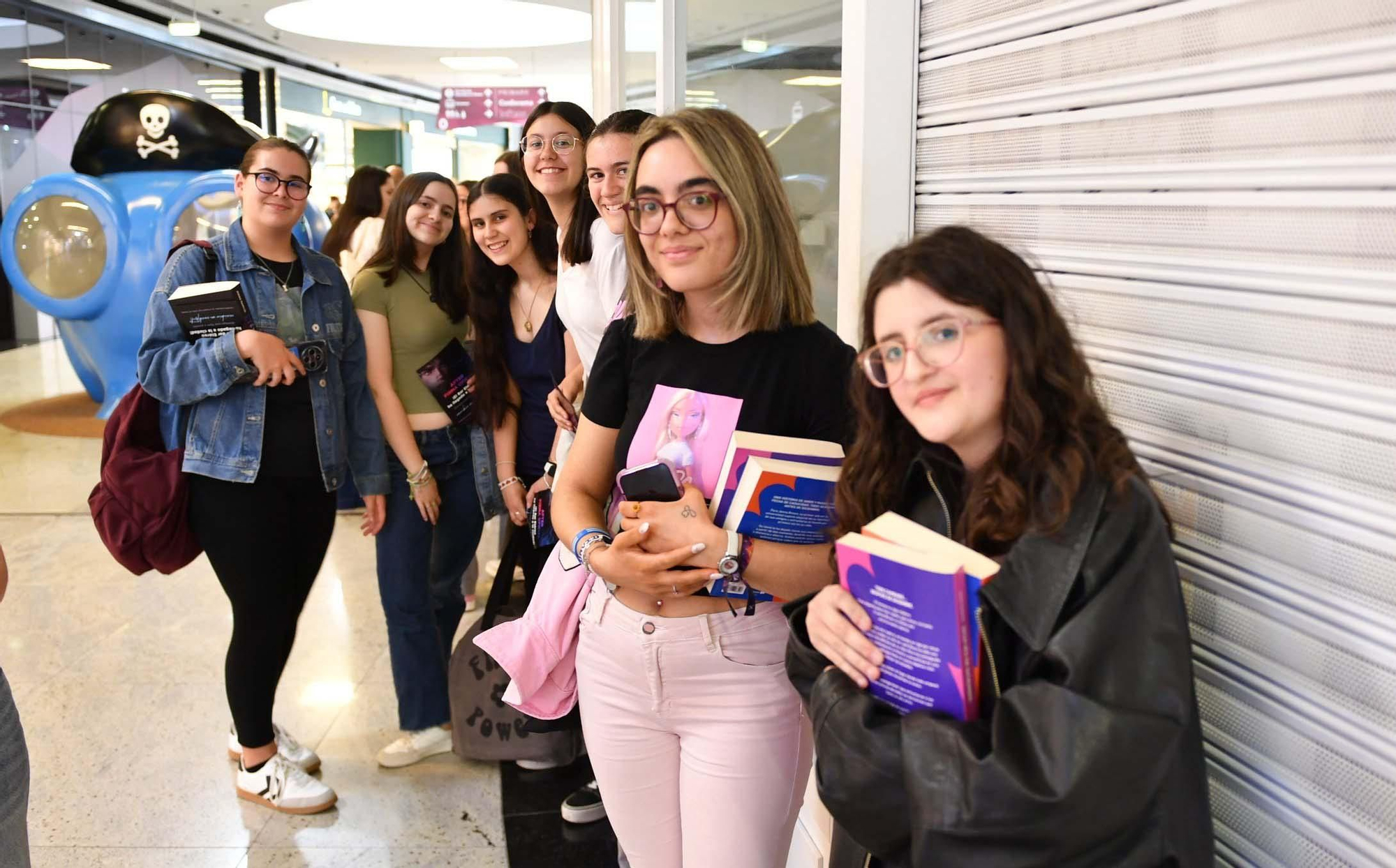 Colas en A Coruña para la firma de libros de Joana Marcús