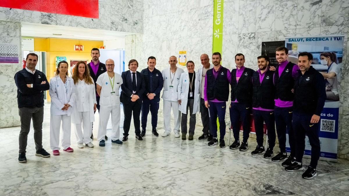 La comitiva azulgrana, en el hospital Germans Trias y Pujol