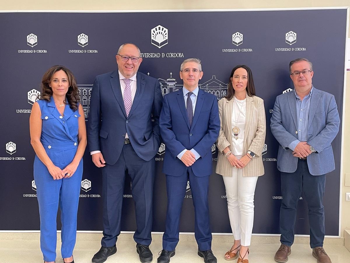 Protagonistas de la firma de los convenios de la UCO Turismo