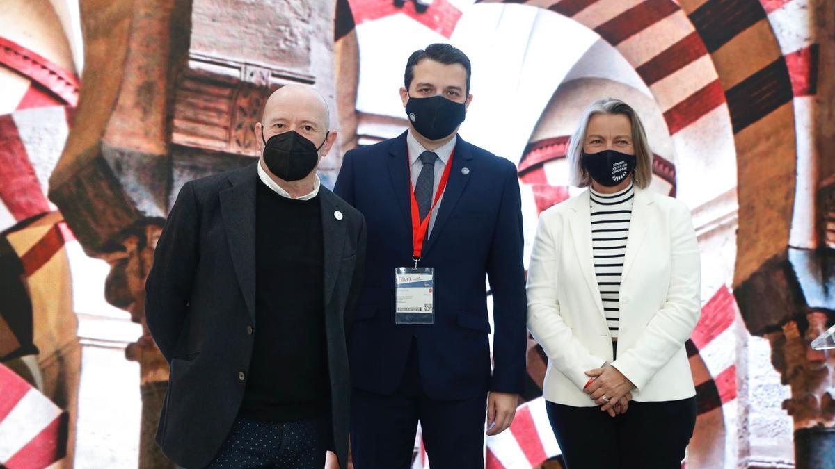 Carlos Urroz, José María Bellido e Isabel Albás, en el estand de Córdoba capital en Fitur.