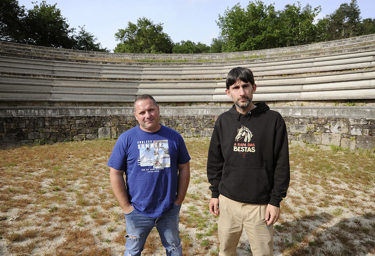 Vicente Pereiras, a la izquierda, y Santi Obelleiro en el curro de Sabucedo.