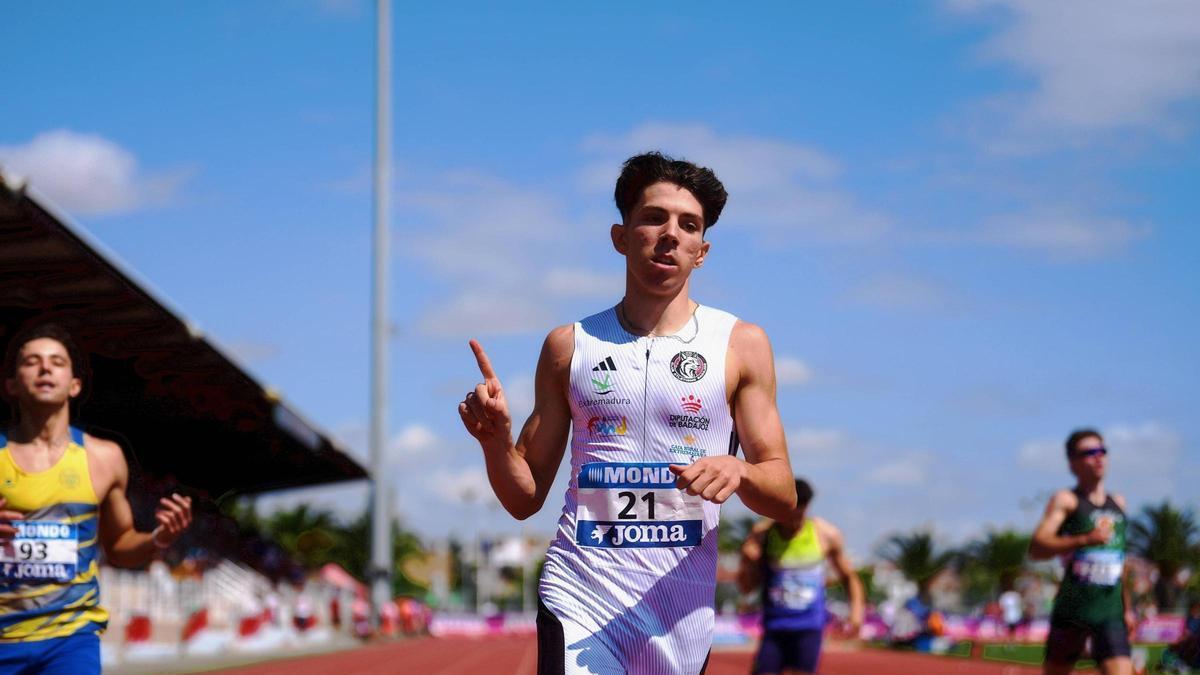 David  García Zurita celebra su victoria.