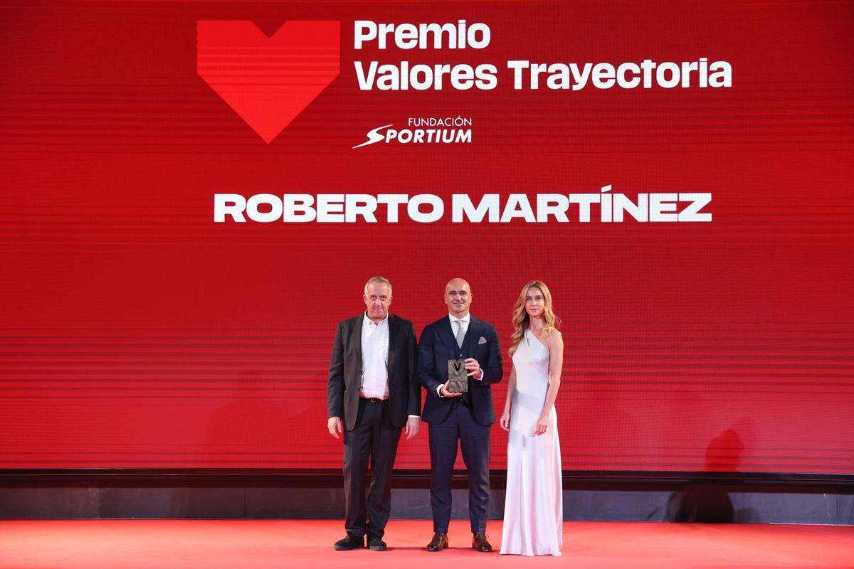 Roberto Martínez recogió el premio de manos de Raquel González, embajadora de Fundación Sportium y Albert Masnou, director adjunto de diario SPORT