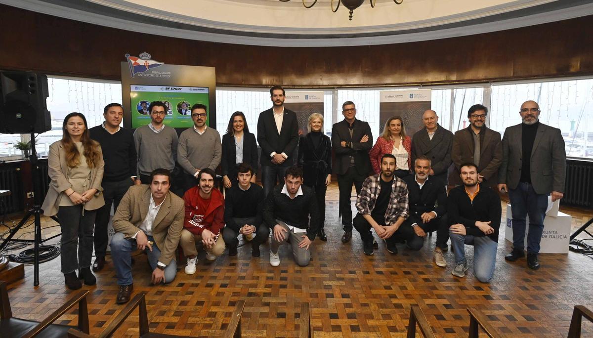 Las autoridades políticas y miembros de la aceleradora junto a los participantes en la presentación de los proyectos