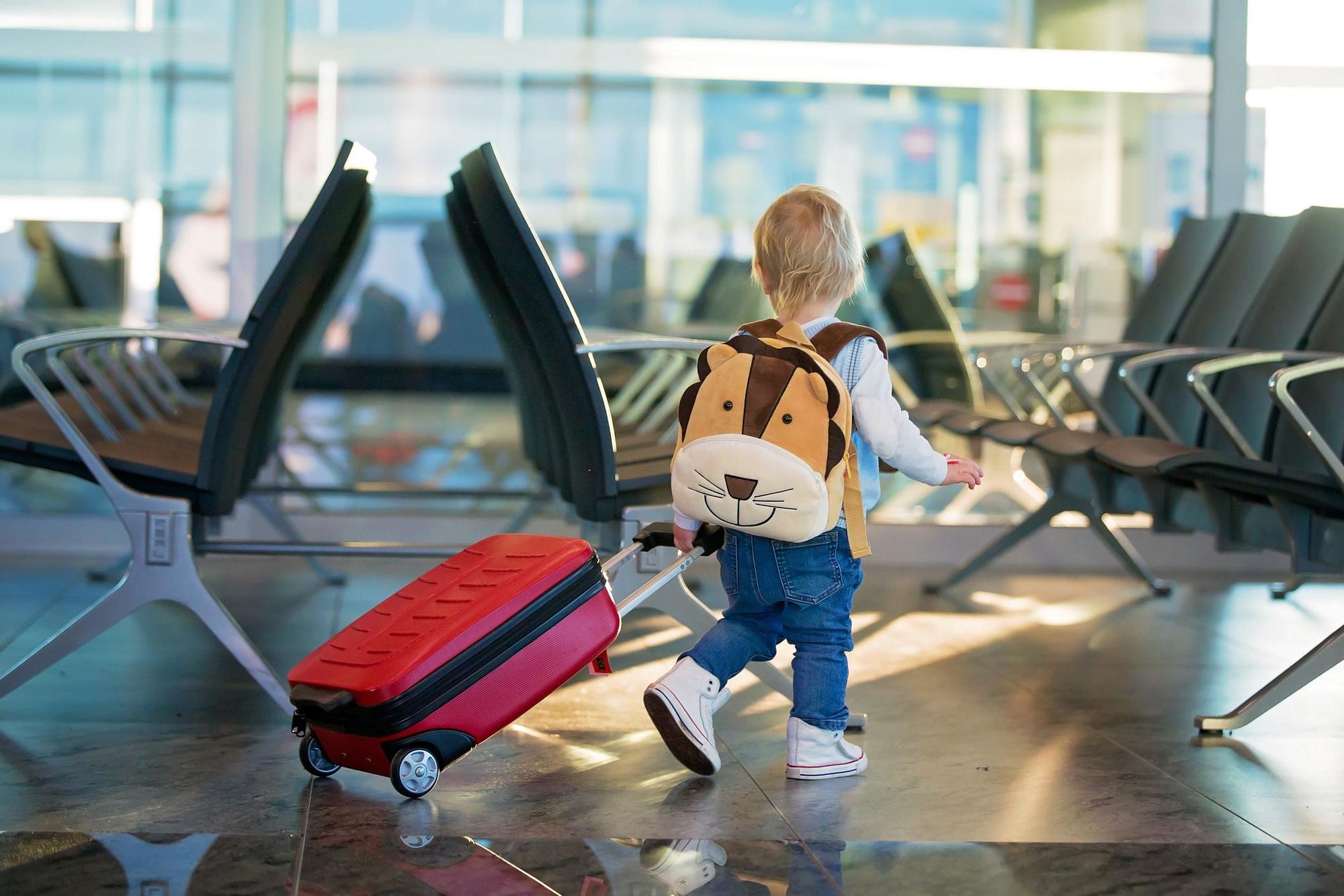 Niño en el aeropuerto.