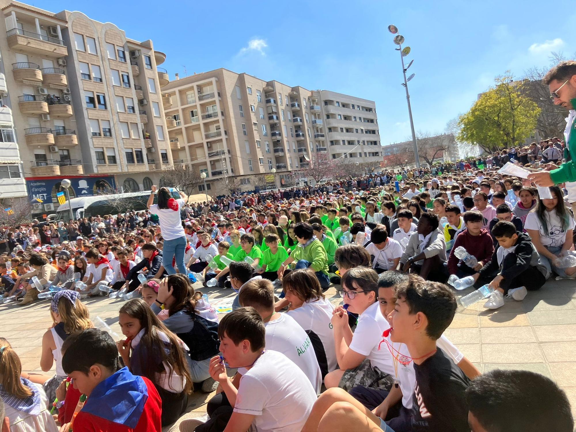 Imágenes de la mascletà ecológica con escolares en el parque de l'Estació de Oliva