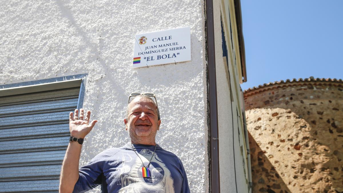 El actor, hoy residente en Hoyos, fue un referente en la lucha por los derechos Juan Manuel Domínguez Sierra ya tiene su calle.