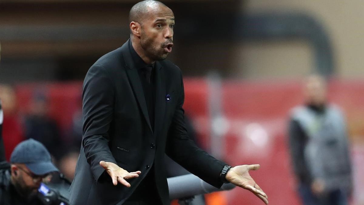 Thierry Henry, dirigiendo al Mónaco.