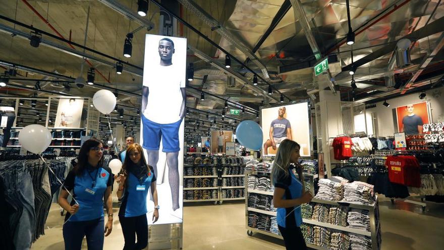 Trabajadoras en un centro comercial de València