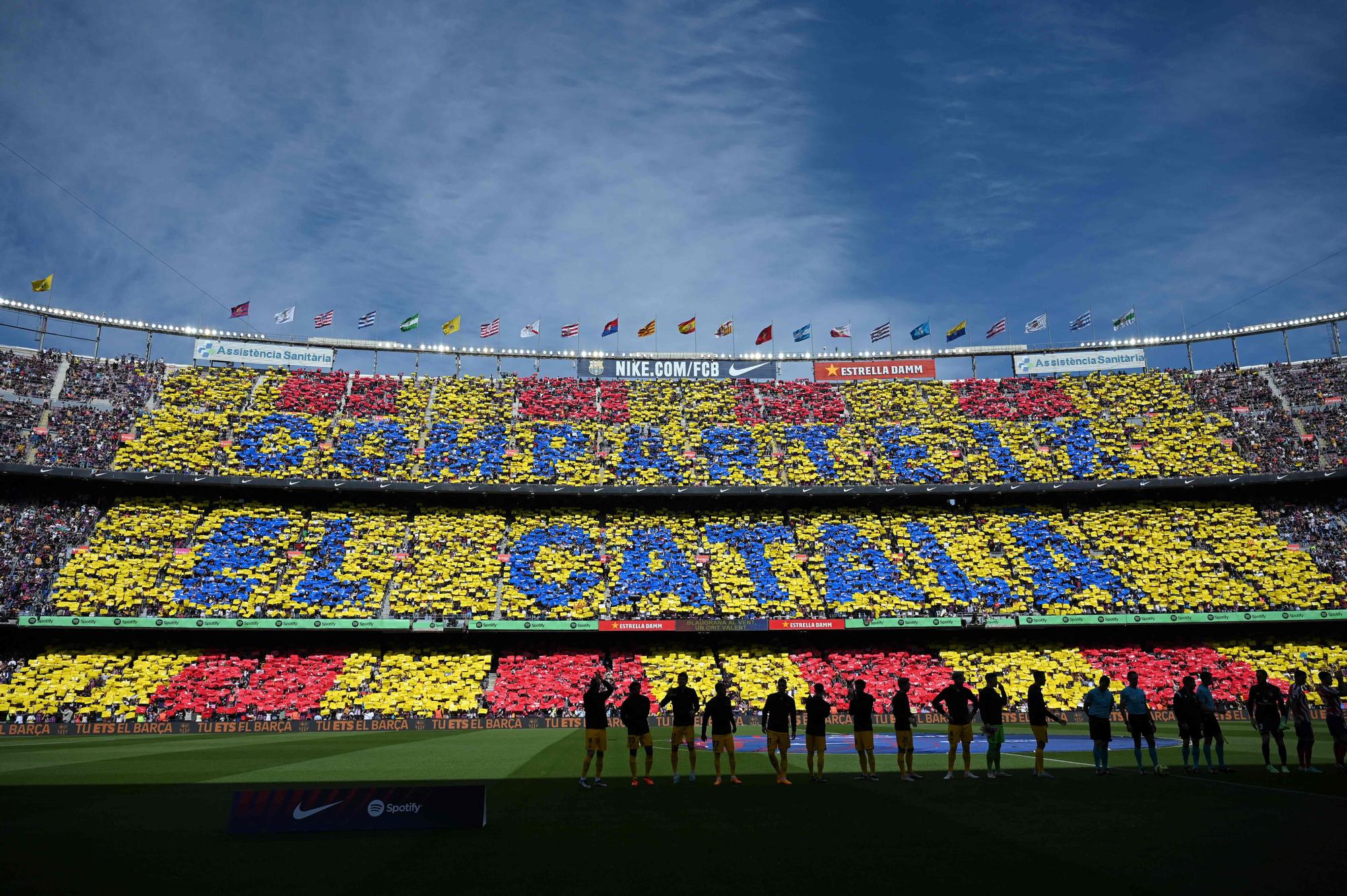 El Camp Nou luce un mosaico gigante en favor del catalán