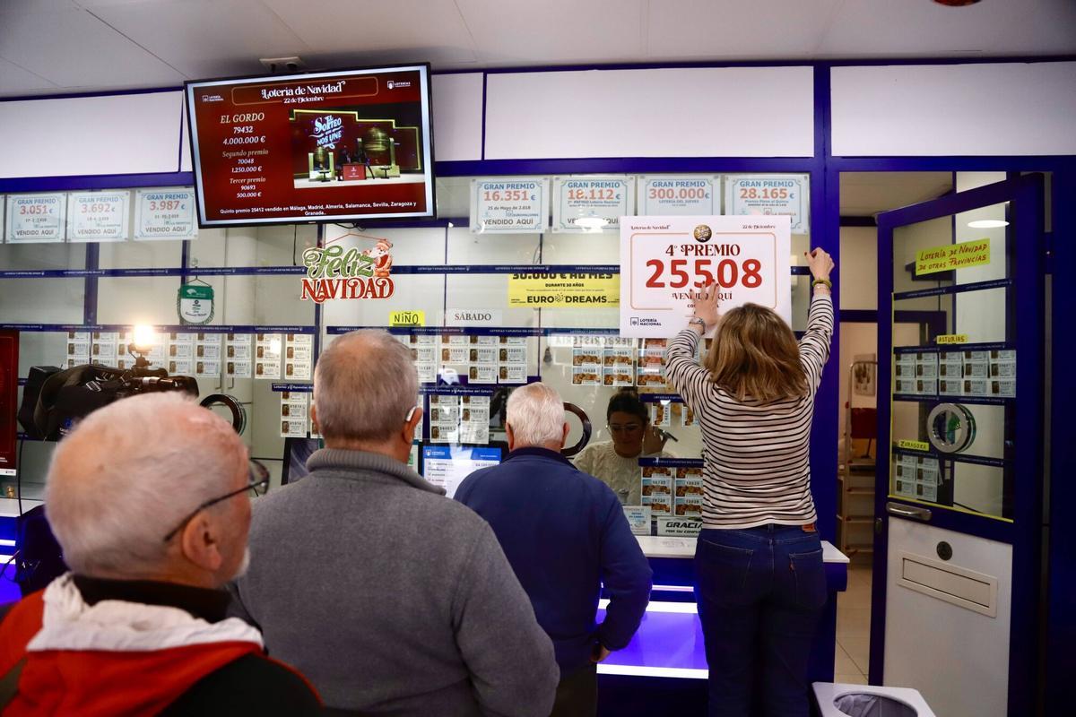 Celebración en la administración de Loterías del Camino Suárez, que ha repartido 8 millones del cuarto premio, 25508