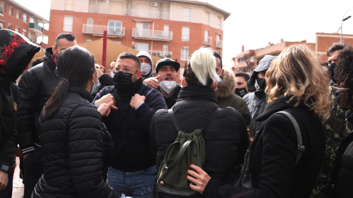 Momentos de tensión vividos entre los manifestantes antifascistas y un grupo de vecinos contrarios a la protesta. Vídeo ACN