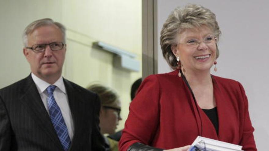 La vicepresidenta y comisaria europea de Justicia, Viviane Reding, junto a Olli Rehn.