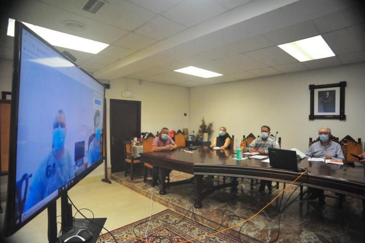 Asistentes a un pleno anterior celebrado en Valga, de forma telemática. |   //  IÑAKI ABELLA