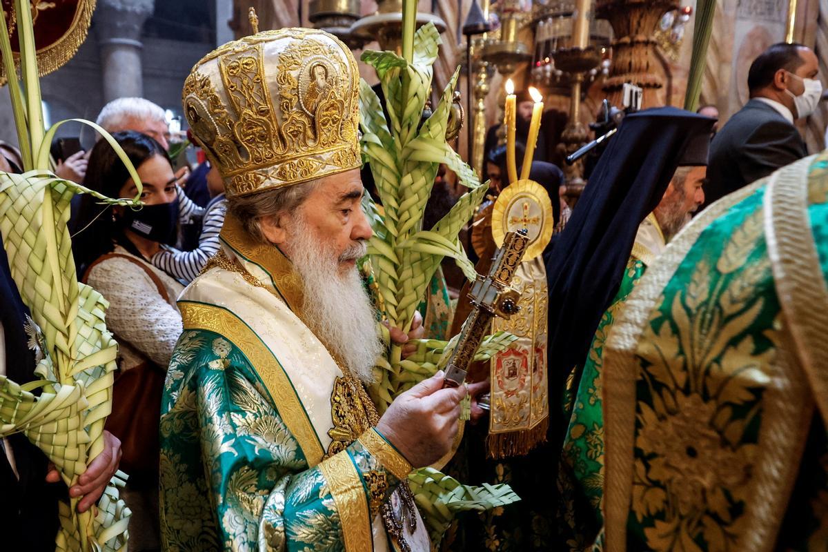 El patriarca griego ortodoxo de Jerusalén, Theophilos III, encabeza la procesión durante la celebración del Domingo de Pascua ortodoxo, en la iglesia del Santo Sepulcro en la Ciudad Vieja de Jerusalén.