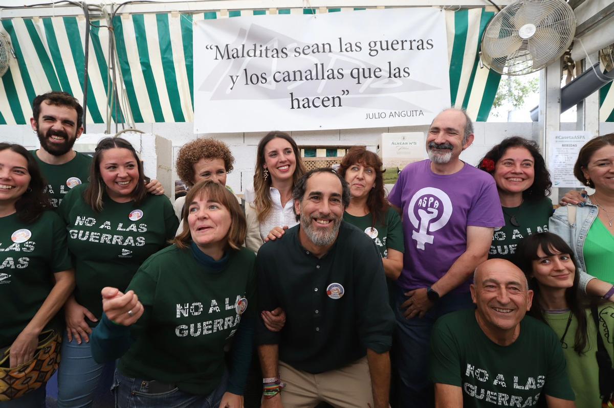 Irene Montero posa con la candidatura a la Alcaldía de Hacemos Córdoba. De fondo, una pancarta con la frase que pronunció Anguita al conocer la muerte de su hijo en la Guerra de Irak.