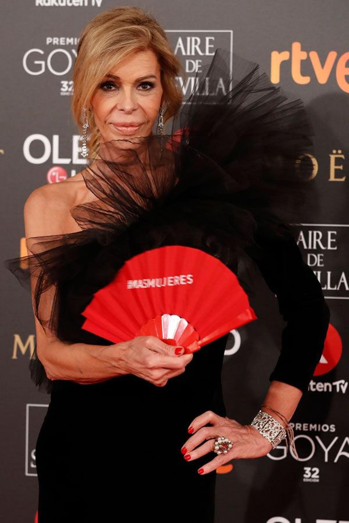 Bibiana Fernández con vestido negro en los Premios Goya