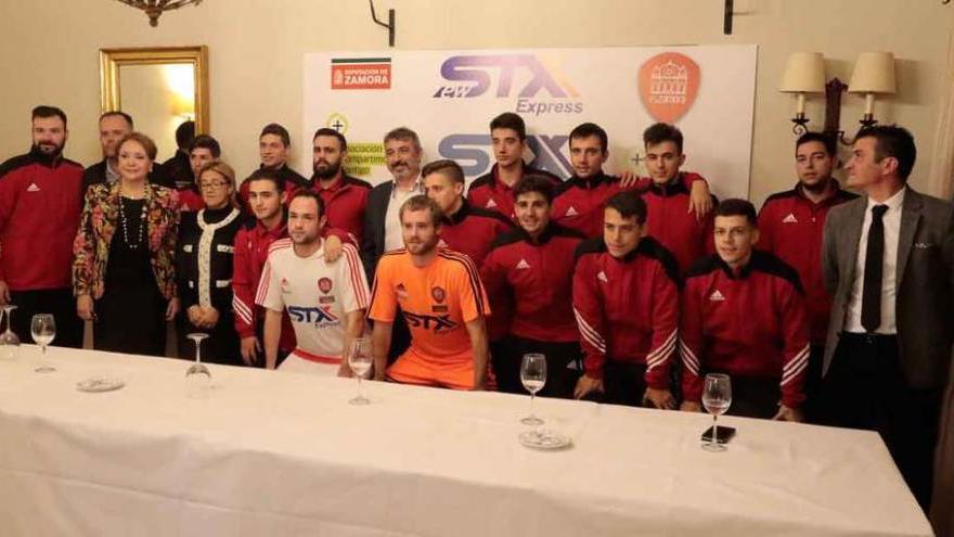 El primer equipo del club asistió al acto de presentación del nuevo patrocinador celebrado ayer en el Parador Nacional de Turismo.