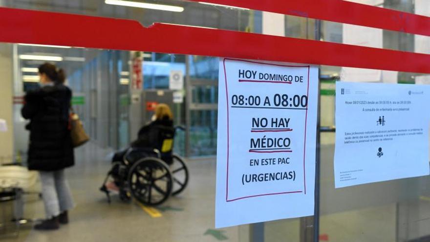 En el PAC de A Parda también se advirtió con un cartel a los pacientes de la falta de médicos. |   // GUSTAVO SANTOS