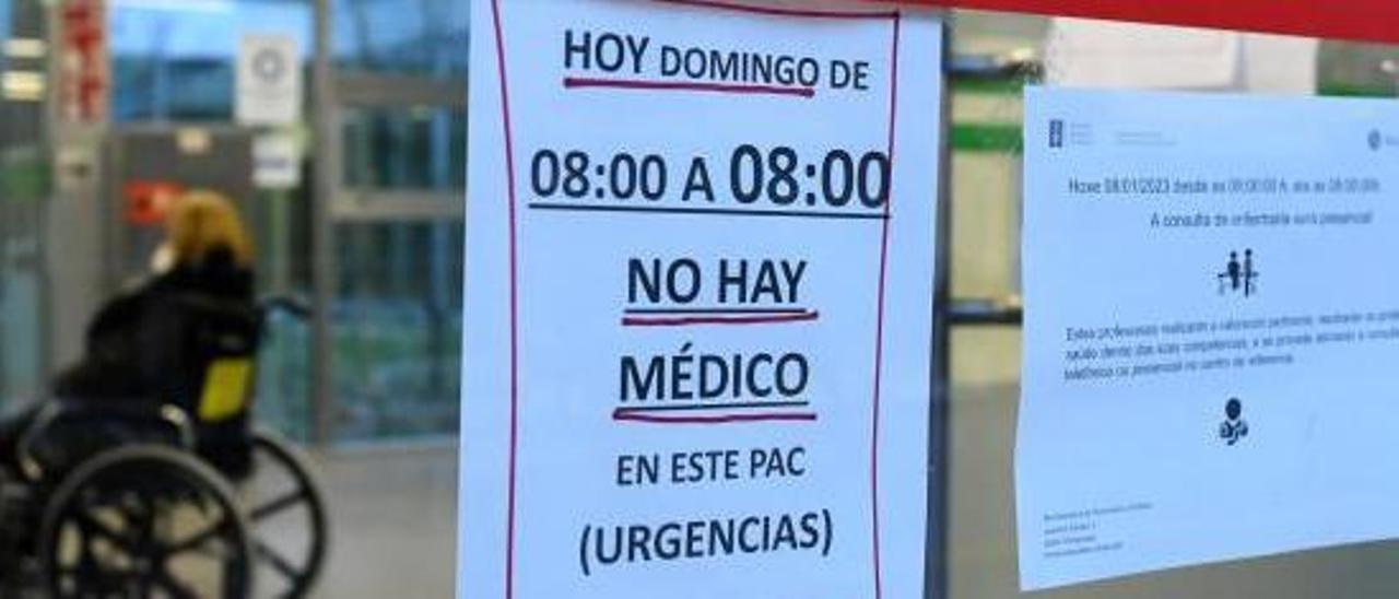 En el PAC de A Parda se advirtió ayer con un cartel a los pacientes de la falta de médicos.