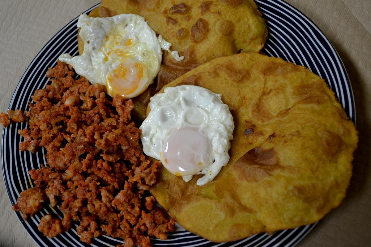 Tortos con huevos fritos y picadillo, uno de sus platos estrella.