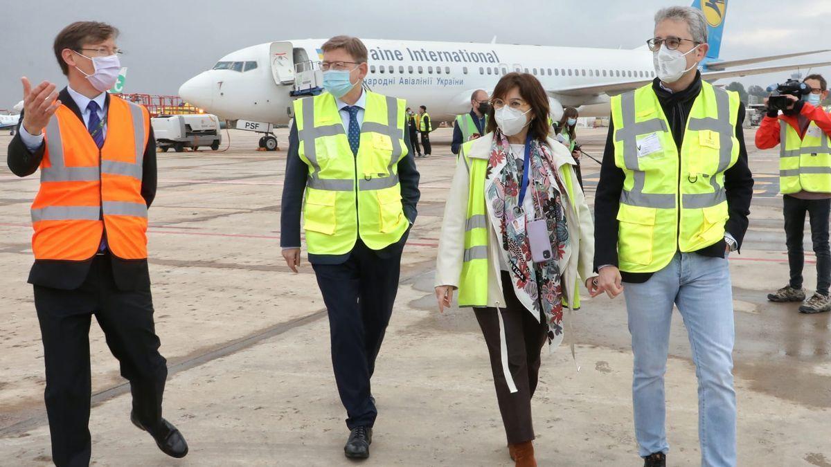 Ximo Puig durante su visita al aeropuerto junto a la directora del recinto, Blanca Marín, y al conseller Arcadi España.
