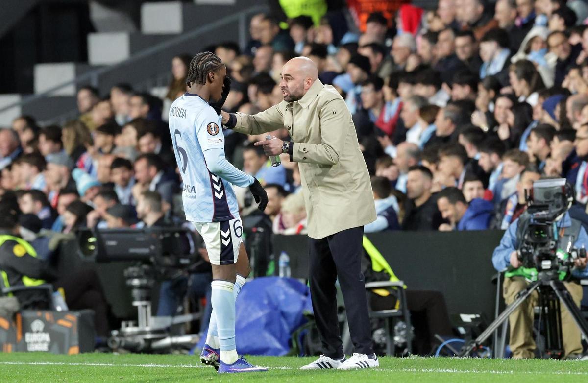 Claudio Giráldez habla con Moriba, el jueves, en Balaídos.