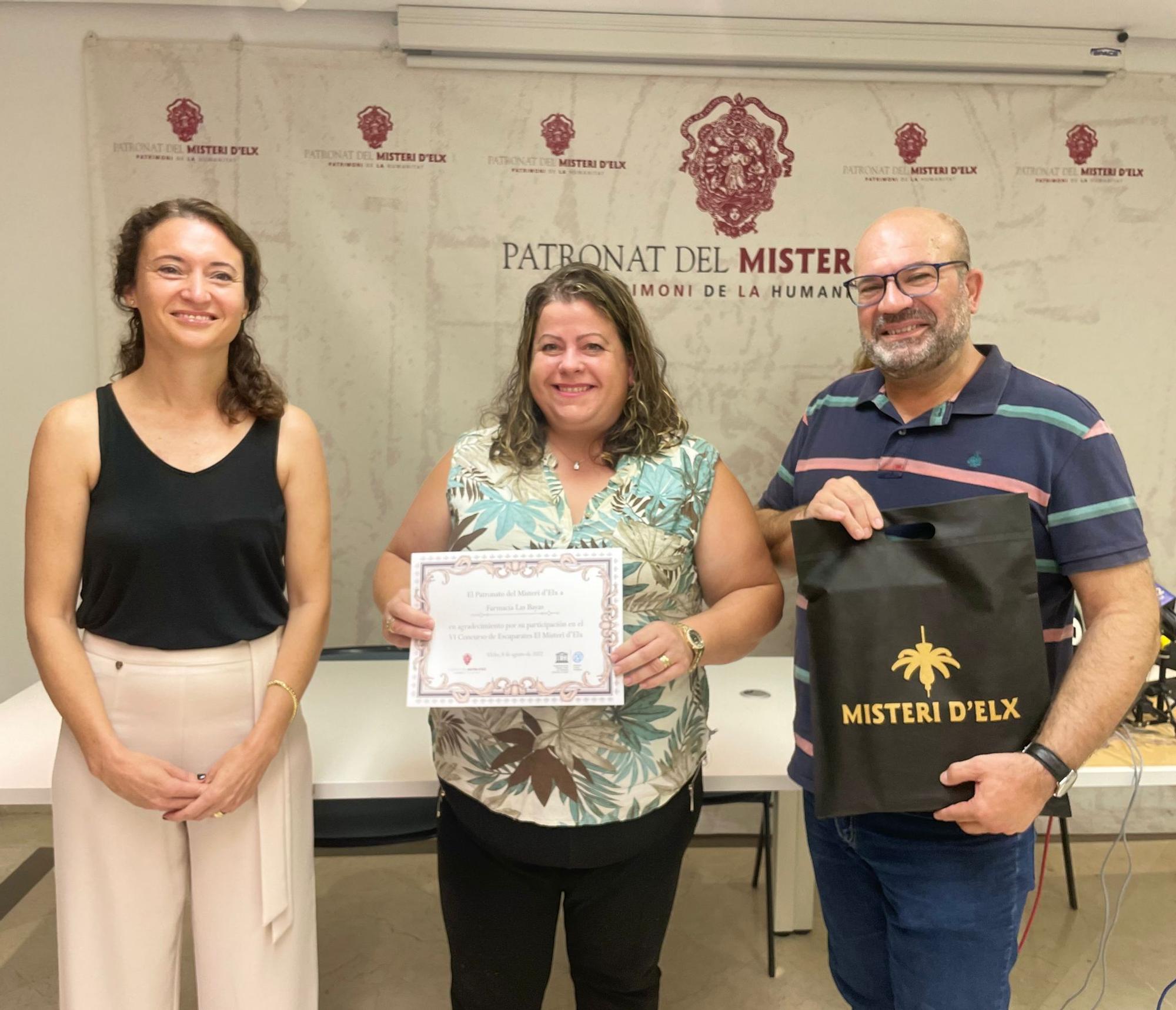 La ganadora recibe el diploma acreditativo.