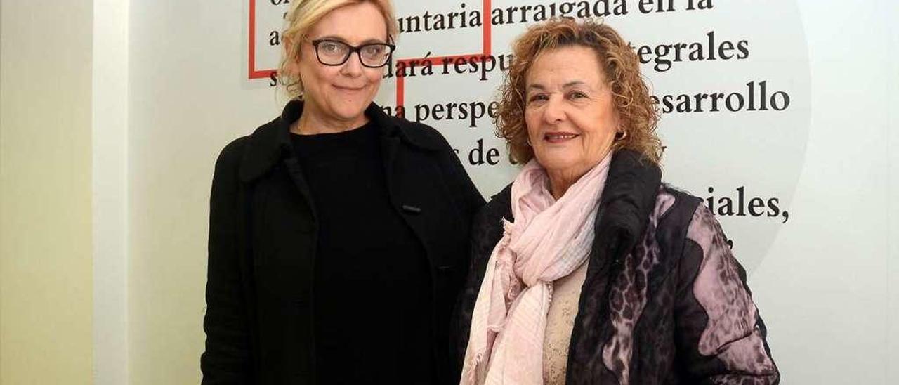 Belén Rey y Carmen Torres, dos voluntarias de Cruz Roja Pontevedra. // Rafa Vázquez