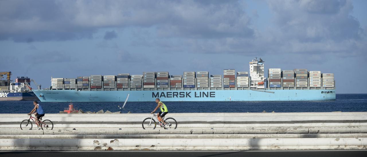 Un buque portacontenedores de Maersk efectúa su entrada en el Puerto de Las Palmas, en una imagen de archivo.