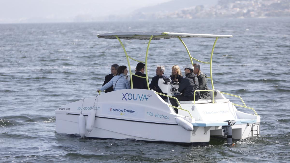 El vicepresidente de la Xunta, Alfonso Rueda, y la delegada de la Xunta en Vigo, Marta Fernández-Tapias, esta mañana, a bordo del barco eléctrico.