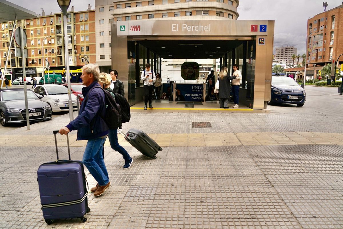 Diciembre de 2023. Usuarios del metro de Málaga.