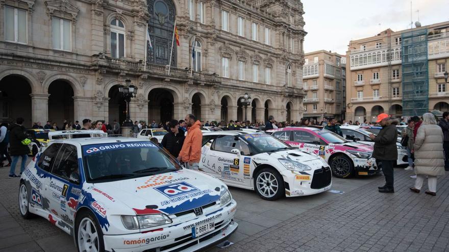 Los coches del rally de A Coruña, aparcados anoche en la plaza de María Pita. |  // CASTELEIRO/ROLLER AGENCIA