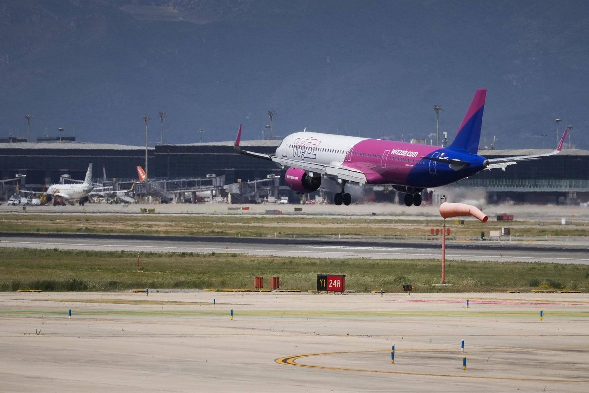 Bir Wizzair Company uçağı Haziran ayında Barcelona-El Prat Havaalanı'na iner.