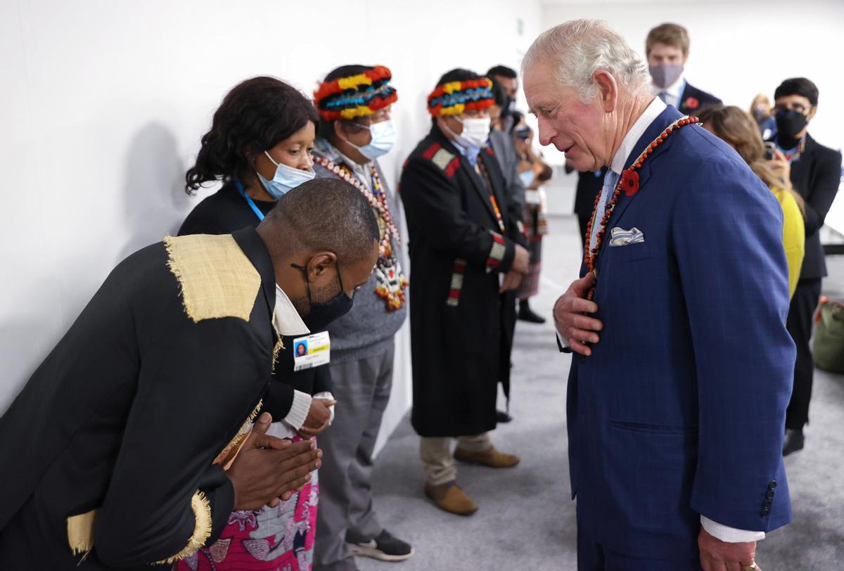 El príncipe Carlos de Inglaterra conversa con líderes indígenas de distintos países del mundo durante la COP26 de Glasgow.