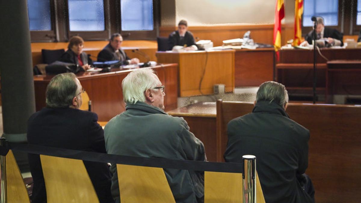 Antoni Herce (izquierda) y Enric Roig (centro), durante el juicio, en la Audiencia de Barcelona.