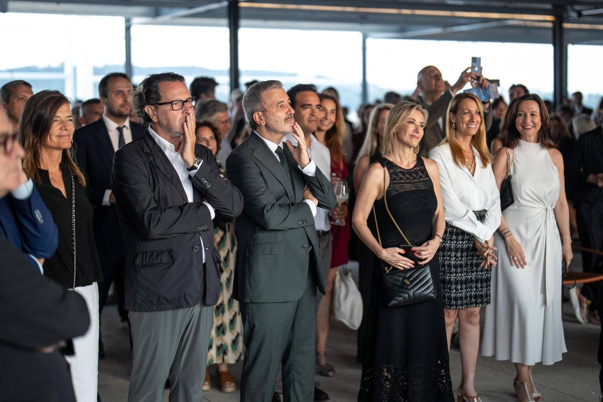El arquitecto de la remodelación del edificio Estel, Albert Blanch, junto al alcalde Jaume Collboni, Anna Gener de Savills y la teniente de alcalde Maria Eugènia Gay El arquitecto de la remodelación del edificio Estel, Albert Blanch, junto al alcalde Jaume Collboni, Anna Gener de Savills y la teniente de alcalde Maria Eugènia Gay