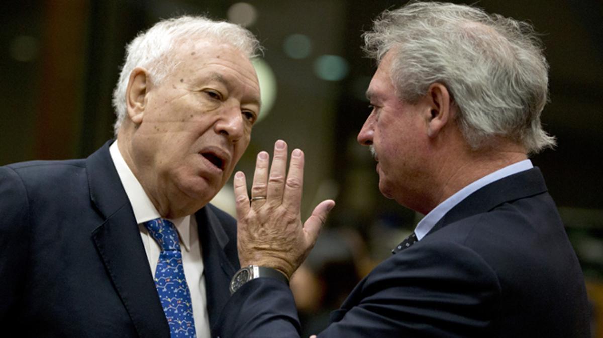 José Manuel García-Margallo, ministre espanyol d’Afers Estrangers en funcions, parla amb el seu homòleg luxemburgès, Jean Asselborn.
