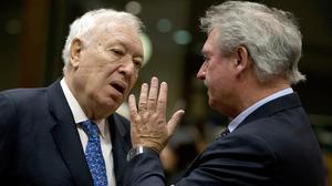 José Manuel García-Margallo, ministre espanyol d’Afers Estrangers en funcions, parla amb el seu homòleg luxemburgès, Jean Asselborn.