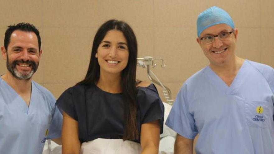 Lara González y los doctores que la han operado.