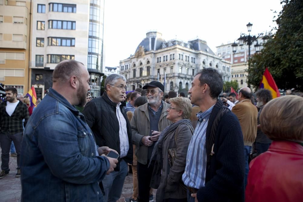 Ambiente en la calle durante la entrada a los premios y concentración antimonarquía