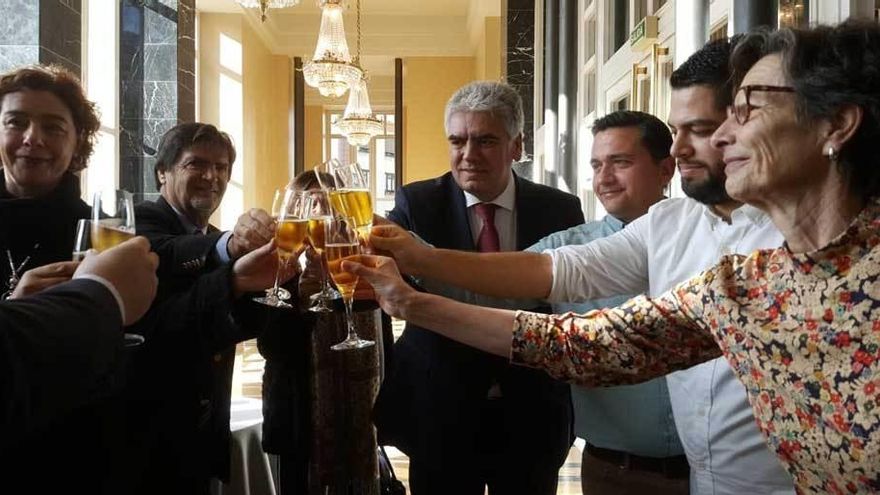 Cristina Pontón, Carlos Fernandes, Rui Pereira, Fernando Villacampa, Rubén Rosón y Mercedes González brindan por el hermanamiento.