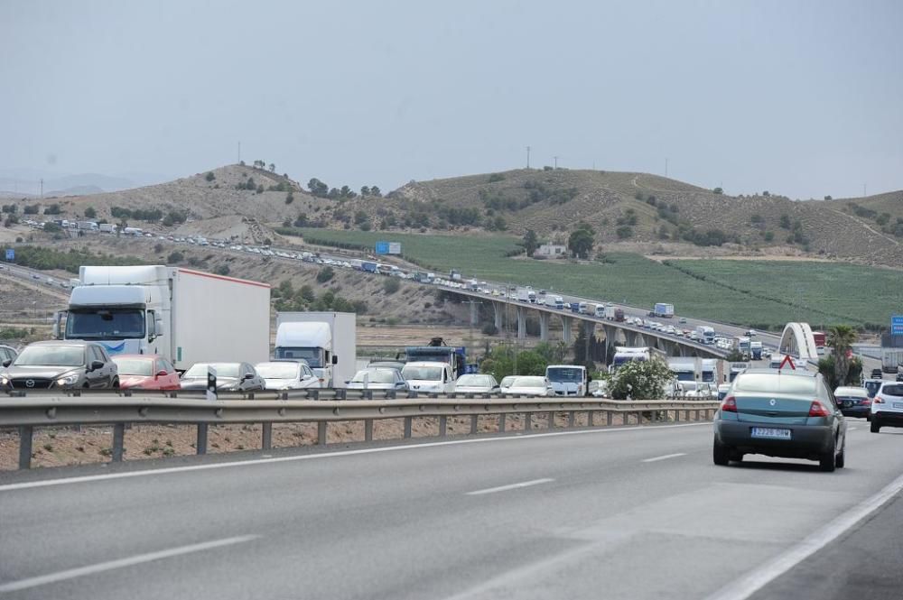 Atascos kilométricos tras el accidente de una furgoneta en la A7